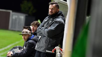 Bild: Hubert Ziegler
DJK-Trainer Dominic Rühl bei seinem Heimdebüt im Oktober 2025 gegen den damaligen Tabellenführer Neumarkt. Diesen Freitagabend beim Heimspiel gegen den ASV stehen die Vorzeichen anders.