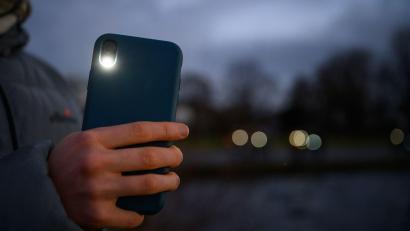 Symbolbild: Jonas Walzberg/dpa
Ein Mann filmte in der Amberger Innenstadt vier Polizeibeamte und schickte das Video an seine Ehefrau. Am Donnerstag musste er sich wegen eines Verstoßes gegen das Kunsturhebergesetz am Amtsgericht verantworten.