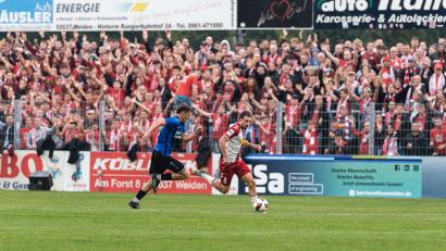 Bild: Hannah Dirscherl
Eine tolle Zuschauerkulisse verfolgte das Pokalspiel zwischen Weiden und Regensburg. Wirtschaftlich hat sich das Oberpfalz-Derby für beide Vereine ausgezahlt.