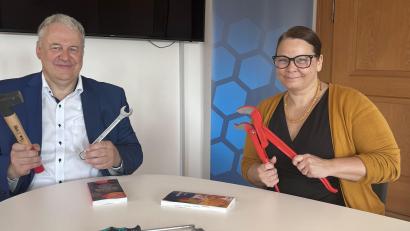 Bild: Martina Beierl
Dübel in die Decke bohren oder tropfende Wasserhähne reparieren: Das Programm der Volkshochschule Amberg-Sulzbach hat viele neue Kurse im Angebot. Landrat Richard Reisinger und die VHS-Leiterin Wiebke Behrbohm stellten das Programm vor.