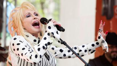 Bild: Charles Sykes/Invision/AP/dpa
Dolly Parton hat ihren Fans einen geheimen Song hinterlassen. (Archivbild)