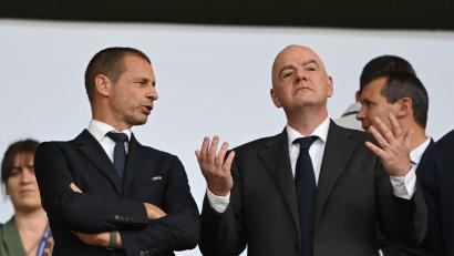 Bild: Robert Michael/dpa
Der Machtkampf der UEFA gegen FIFA-Boss Infantino (r) geht auf juristischem Weg weiter. (Archivbild)