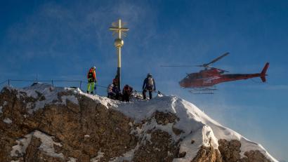 Bild: Peter Kneffel/dpa
Ein Helikopter hat Ende November das frische vergoldete Kreuz zurückgebracht. (Archivbild)