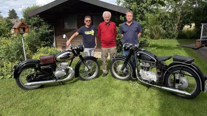 Bild: Joachim Gebhardt
Eine hochzufriedene Truppe: Georg Lehner (Mitte) hat für Marc Wenzl (rechts) und Werner Raab (links) die alten Motorrad-Antriebe fachmännisch restauriert – beide Zweiräder sind über 70 Jahre alt.
