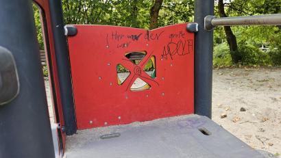 Bild: Polizeiinspektion Burglengenfeld
Unbekannte haben den Spielplatz an der Richard-Strauss-Straße in Burglengenfeld mit Schmierereien beschädigt. Die Polizei bittet um Hinweise.
