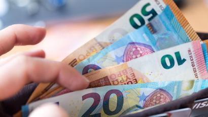 Bild: Monika Skolimowska/dpa-Zentralbild/dpa
Seit mehreren Quartalen steigen die Löhne in Deutschland schneller als die Inflation. Das ist gut für die Kaufkraft der Menschen. (Symbolbild)
