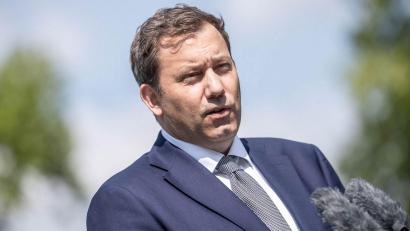 Bild: Michael Kappeler/dpa
Finanzminister Klingbeil schaltet sich in das Übernahmeringen zwischen Commerzbank und Unicredit ein. (Archivbild)