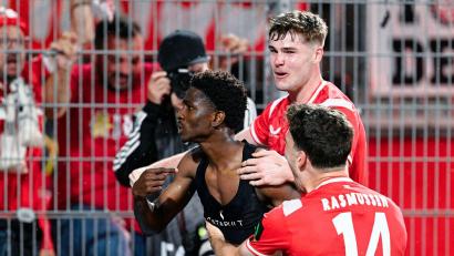 Bild: Uwe Anspach/dpa
Spieler des 1. FC Kaiserslautern in der Partie gegen Waldhof Mannheim. (Archivbild)
