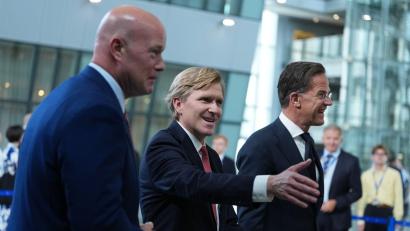 Bild: Virginia Mayo/AP/dpa
US-Verteidigungsstaatssekretär Elbridge Colby traf in Brüssel unter anderem Nato-Generalsekretär Mark Rutte (r) und US-Nato-Botschafter Matthew Whitaker.