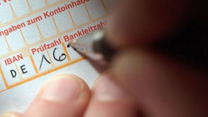 Symbolbild: Marijan Murat/dpa
Ein versuchter Überweisungsbetrug in Nittenau scheitert an aufmerksamen Bank-Mitarbeitern. Ein 67-jähriger Firmenbesitzer sollte um einen hohen vierstelligen Geldbetrag gebracht werden.