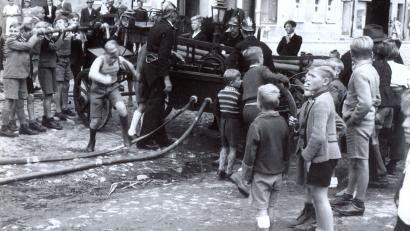 Bild: Archiv Sepp Strobl
In der Innenstadt demonstrierte die Feuerwehr mit fünf Rohren, dass aus den Hydranten innerhalb kürzester Zeit ausreichend Wasser kam, um Brände wirkungsvoll zu bekämpfen.