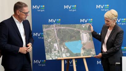 Bild: Bernd Wüstneck/dpa
Schwarz-Chef Chrzanowski und Mecklenburg-Vorpommerns Ministerpräsidentin Schwesig stellen den Plan für das neue Rechenzentrum bei Rostock vor.