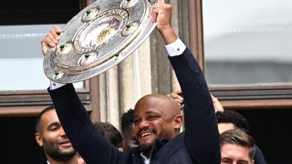 Bild: Sven Hoppe/dpa
So wird's wohl auch 2027 sein: Bayern-Trainer Vincent Kompany mit der Meisterschale.