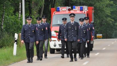 Archivbild: Elisabeth Dobmayer
Voller Stolz begleiteten die Verantwortlichen der Feuerwehr 2009 das neue Tragkraftspritzenfahrzeug vom Ortsrand bis zum Feuerwehrhaus. Vorne rechts im Bild der heutige Kommandant Johannes Eiberweiser.