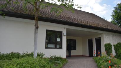 Archivbild: lue
Die Fassade und ein Fenster des alten Betriebsgebäudes des Sport- und Freizeitzentrums in Kemnath wurden jüngst mit Graffiti beschmiert.