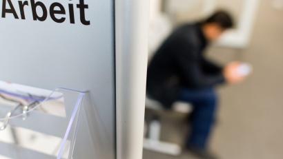 Symbolbild: Julian Stratenschulte/dpa
Die momentan wirtschaftlich unsichere Lage schlägt sich auch im Arbeitsmarkt nieder.