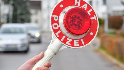 Symbolbild: Petra Hartl
Wegen Cannabisgeruch hat die Oberviechtacher Polizei einen Mopedfahrer aus dem Verkehr gezogen.