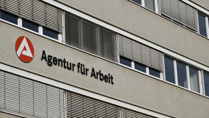 Symbolbild: Martin Schutt/dpa
Die Arbeitslosigkeit im Bezirk der Agentur für Arbeit Schwandorf hat zugelegt. Eine Besserung der Situation verspricht sie sich vom Ende der Sommerpause.