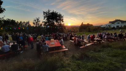 Archivbild: ise
Die Streuobstwiese am Panoramaweg ist ein wunderbares Plätzchen, um die Weinwanderung gemütlich ausklingen zu lassen. Bei der Premiere 2023 nutzten die Teilnehmer der Weinwanderung und zahlreiche weitere Gäste diese Möglichkeit ausgiebig.