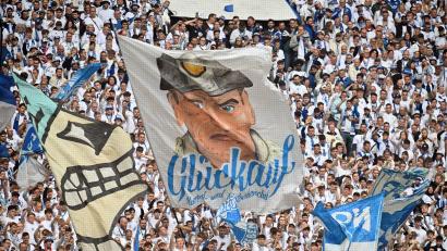 Bild: Bernd Thissen/dpa
Die Schalker Fans fiebern dem Bundesligastart entgegen. (Archivbild)