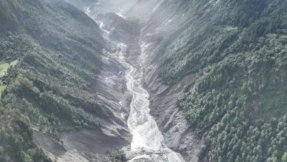 Bild: Jigme Dorje/XinHua/dpa
Ein Drohnenfoto zeigt ein von der Sturzflut betroffenes Gebiet.