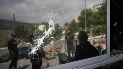 Bild: Majdi Mohammad/AP/dpa
Im Westjordanland hat die Gewalt radikaler Siedler gegen Palästinenser zuletzt stark zugenommen. (Archivbild)