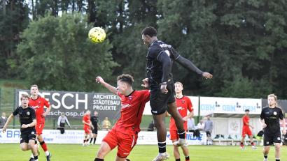 Bild: Hubert Ziegler
Jean Paul Ajala-Alexis (schwarzes Trikot) von der DJK Gebenbach köpft das 1:0. Später legte er das 2:0 nach.
