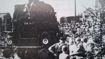Bild: Archiv Markt Eslarn
Bei der Anreise der Eslarner in München wurde die Abordnung von vielen Landsleuten und mit Musik wie hier 1960 am Eslarner Bahnhof begrüßt. 1995 wurde der Eslarner Bockl stillgelegt, so dass die Eslarner mit den Autos oder wie zum 130-Jährigen mit dem Bus anreisen.