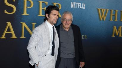 Bild: Andy Kropa/Invision/AP/dpa
Adam Scott und Robert De Niro bei der Weltpremiere von „The Whisper Man“ (Der Kinderflüsterer) in New York.