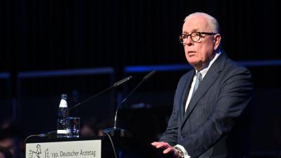 Bild: Julian Stratenschulte/dpa
Der Präsident der Bundesärztekammer möchte, dass Patienten bei Beschwerden zuerst zum Hausarzt gehen. (Archivbild)