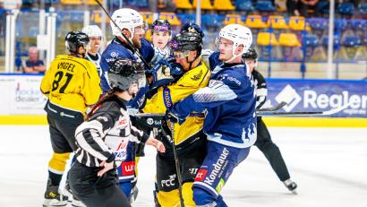 Bild: Elke Englmaier
Hart aber eben nicht immer fair: Die Blue Devils Weiden bringen sich in den bisherigen Vorbereitungsspielen durch unnötige Strafzeiten immer wieder selbst in die Bredouille. So auch am Donnerstagabend gegen Banik Sokolov.