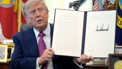 Bild: Manuel Balce Ceneta/AP/dpa
Trump hat einen Grenzsee umbenannt.