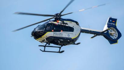 Bild: Stefan Puchner/dpa
Bei der Suche hilft auch ein Hubschrauber. (Symbolbild)