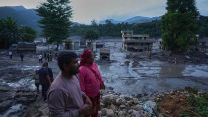 Bild: Rajesh Kumar Singh/AP/dpa
Die Sturzflut hat entlang eines Flusslaufs schwere Schäden angerichtet.