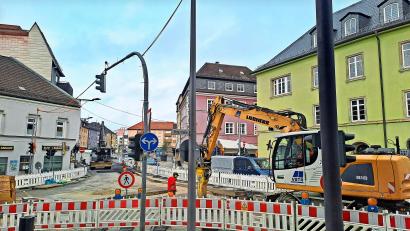 Bild: Brigitte Gschwendtner
Diese Hauptschlagader der Stadt ist derzeit vollständig blockiert, weil in der Leopoldstraße das Nahwärmenetz verlegt wird und in der Ottostraße das Glasfaserkabel.