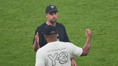 Bild: Soeren Stache/dpa
Neue Saison, altes Duell: Bayern-Trainer Kompany (vorne) und Stuttgarts Coach Hoeneß stehen sich mit ihren Teams zum Start der 64. Bundesliga-Saison gegenüber. (Archivbild)
