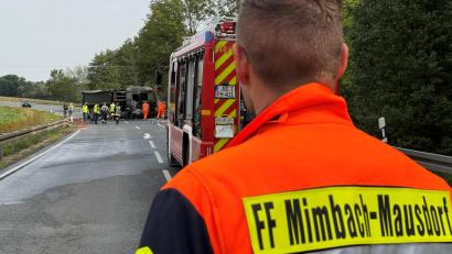 Bild: Stephan Huber
Bei Gebenbach sind auf der B299 die Fahrer zweier BMW in einen entgegenkommenden Lkw gekracht, der Laster brannte aus, ein 22-Jähriger starb.