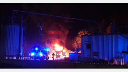 Bild: Berufsfeuerwehr Regensburg
Auf dem Gelände eines Kalkwerks im Norden Regensburgs brannten ein Traktor sowie ein Förderband lichterloh. Die Einsatzkräfte konnten das Feuer aber schnell löschen.