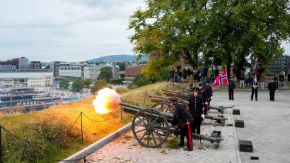 Bild: Fredrik Varfjell/NTB/dpa
Oslo: Trauergruß von Akershus – 21 Schüsse zu Ehren des verstorbenen Königs Harald V.