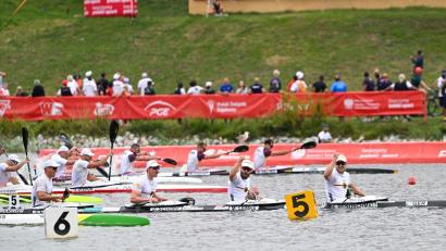 Bild: Jakub Kaczmarczyk/PAP/dpa
Der deutsche Kanuvierer mit Max Rendschmidt, Max Lemke, Jacob Schopf und Tom Liebscher-Lucz holt den WM-Titel.
