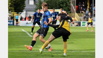 Bild: Mario Wiedel
Rückkehrer Martin Ruda (links) tut dem Weidener Spiel gut: Der lange verletzte Mittelfeldspieler sill zusammen mit seinen Teamkollegen nach dem ersten Saisondreier in Hof (Szene) im Heimspiel gegen den TSV Großbardorf den nächsten Sieg feiern.