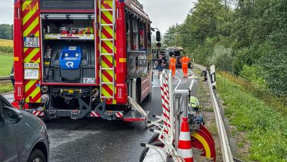 Bild: Stephan Huber
Die Fahrer zweier Sportwagen, 22 und 30 Jahre alt, sind kurz vor Kainsricht frontal mit einem entgegenkommenden Lkw zusammengestoßen.
