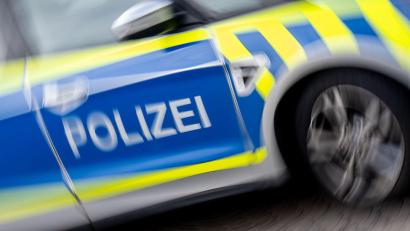 Symbolbild: Hendrik Schmidt/dpa
Die Polizei ermittelt wegen versuchter Körperverletzung.