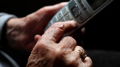 Symbolbild: Karl-Josef Hildenbrand/dpa
Eine 87-Jährige durchschaute den Versuch eines Anrufers, der sie um 10.000 Euro betrügen wollte.