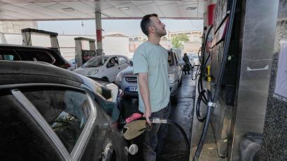 Bild: Vahid Salemi/AP/dpa
Sind Gerüchte in sozialen Medien der Grund für den Ansturm auf Tankstellen in Teheran? (Archivbild)