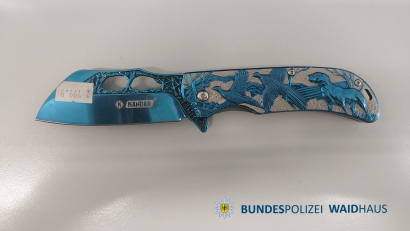 Bild: Bundespolizei Waidhaus
Dieses Springmesser hatte der 36-Jährige dabei.