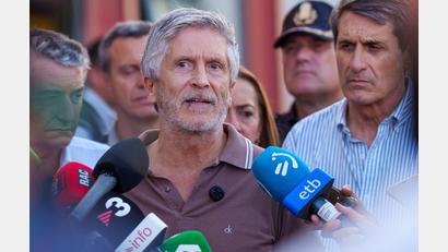 Bild: Francisco J. Olmo/EUROPA PRESS/dpa
Spaniens Innenminister Fernando Grande-Marlaska (Mitte) hat Frontex um Hilfe bei der Registrierung Tausender Migranten in Spaniens Nordafrika-Exklave Ceuta gebeten. (Archivbild)