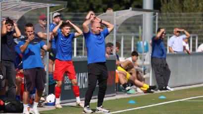 Bild: Dieter Jäschke
Michael Solter-Schlechte verfolgt das Auslassen einer Torchance: Der A-Junioren-Trainer der SpVgg SV Weiden sieht seine Mannschaft für den Landesliga-Saisonstart gerüstet.