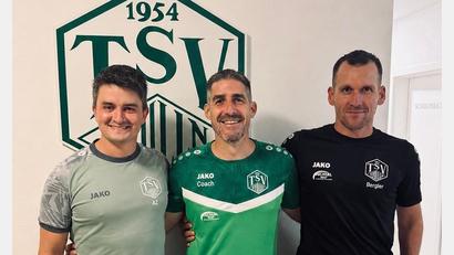 Bild: mr
Christian Zechmann (Mitte) ist wieder Trainer beim TSV Stulln. Erster Abteilungsleiter Christian Bergler (rechts) und zweiter Abteilungsleiter Alex Zühlke begrüßen ihn.