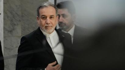 Bild: Hadi Mizban/AP/dpa
Araghtschi hält eine diplomatische Lösung weiter für möglich (Archivbild).
